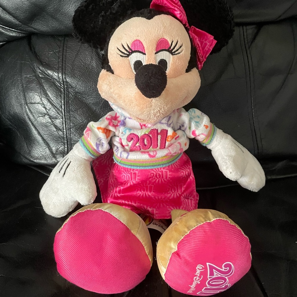 2011 Vintage Walt Disney Minnie Mouse Plush with Pink and White Outfit